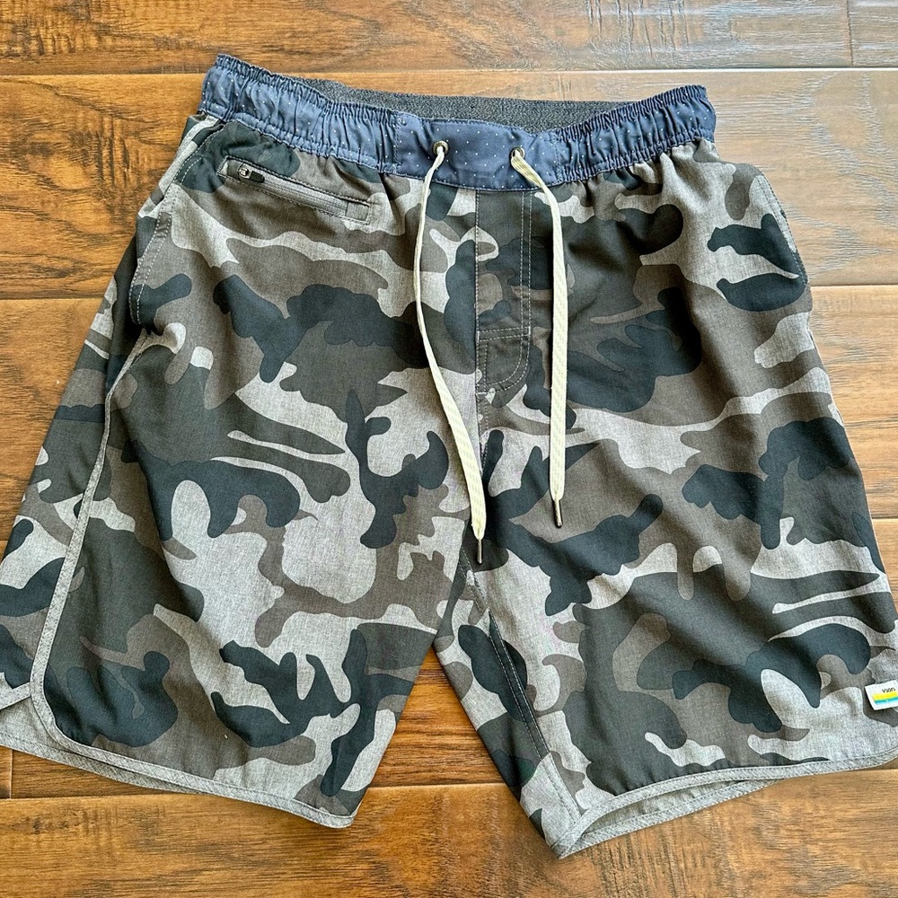 Vuori Men’s Banks Short in Gray Camo